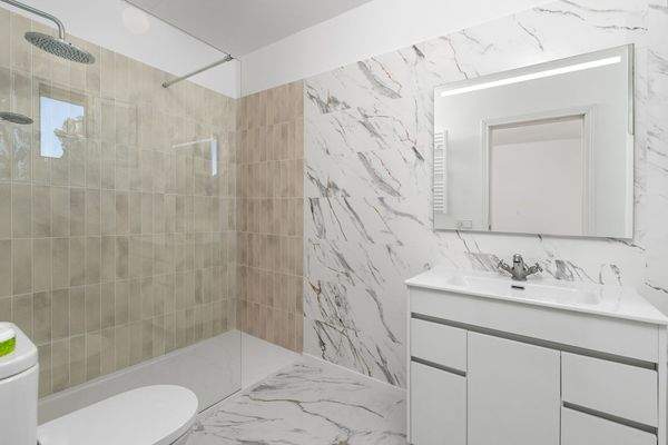 Eines von 2 Badezimmern