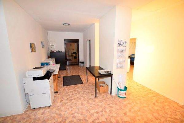 Flurbereich mit Sicherungskasten und Anschlüssen für Drucker