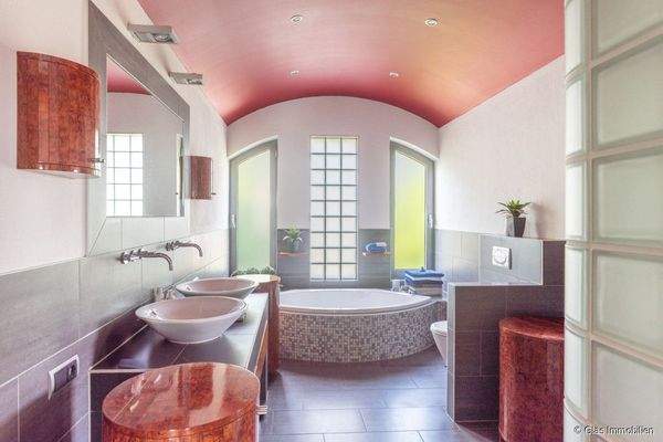 Familienbad mit Badewanne und...