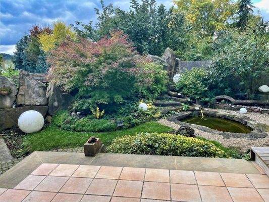 Blick von der Terrasse ins Grüne