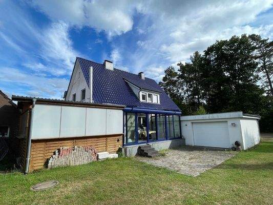 Grundstücksansicht/Wintergarten und Garage