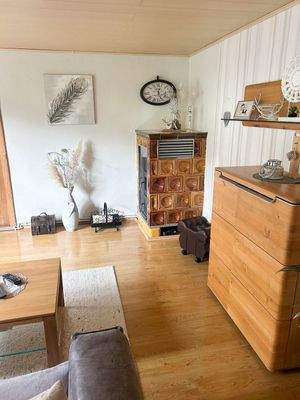 Kachelofenkamin im Wohnzimmer