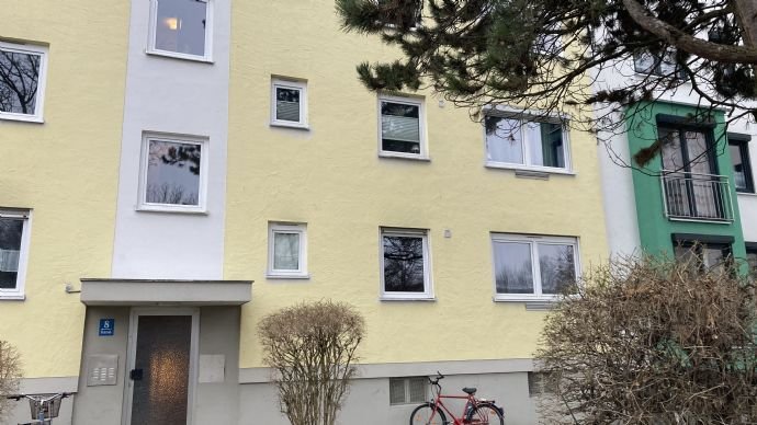 26 Jahre gut und günstig  wohnnen ,3 - Zi. -Whg. mit Loggia , modernes Bad  mit  Fenster ,schöne Küche  mit EBK in Moosach Erbpacht