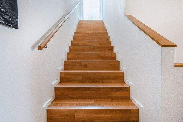 Treppenhaus mit Holztreppe