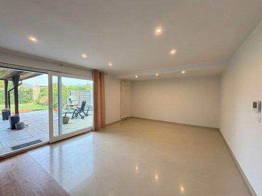 Wohnzimmer leer (KI Staging)