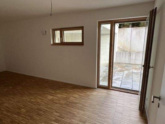 Schlafzimmer mit Türe zu Wintergarten