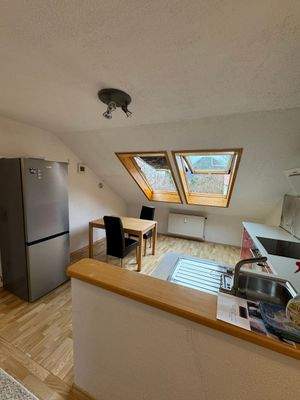 Helle Küche mit Esstisch