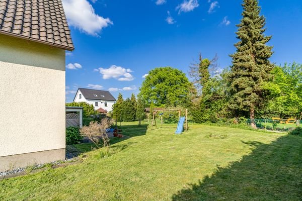 Der weitläufige Garten ist pflegeleicht angelegt.