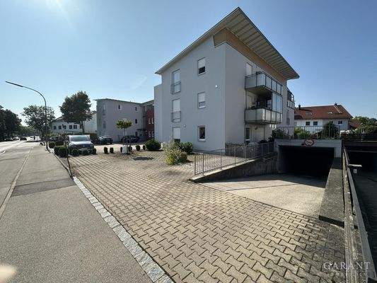 Einfahrt TG und Stellplätze