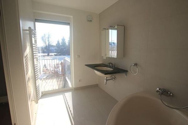 8 Badezimmer Ausblick[1].jpg