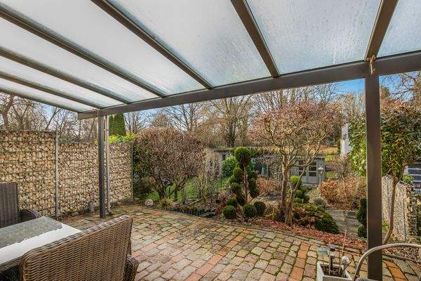 Überdachte Außenterrasse mit Westausrichtung