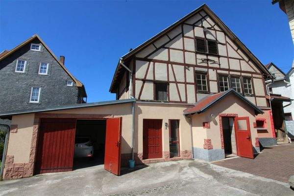 Nebengebäude mit Garage 