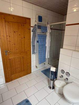 Bad mit Dusche Ansicht II