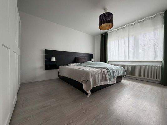 EG Schlafzimmer 1: Klare Linien schaffen Ruhe und Platz zum Abschalten