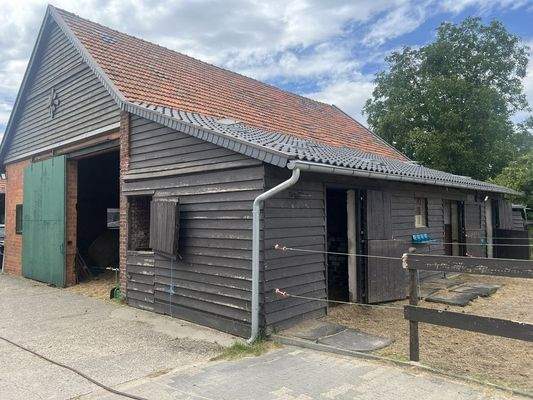 Halle außen mit Außenstall