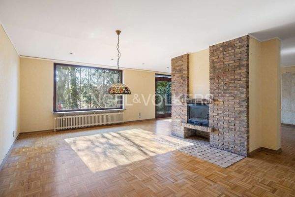 Wohnzimmermit Blick auf den Kamin