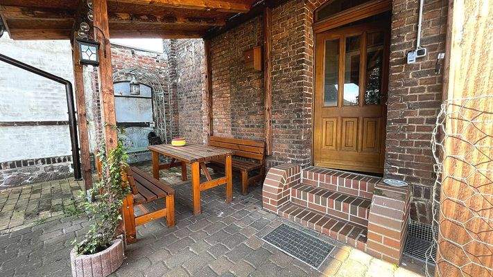 Hinterhaus mit überdachter Sitzfläche