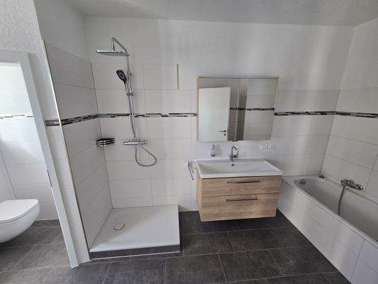 MS 8, OG, Bad, Bild 1.jpg