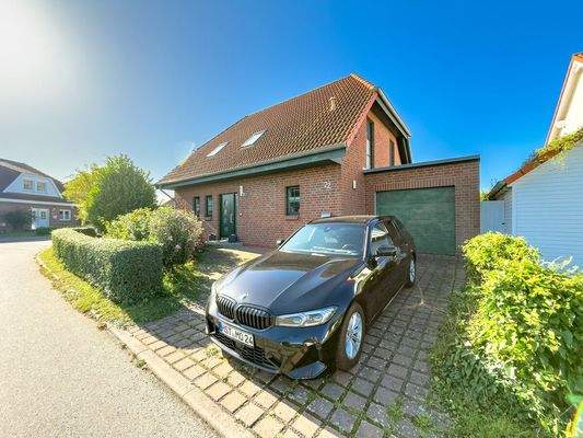 Die Zufahrt zur Garage samt Parkplatz