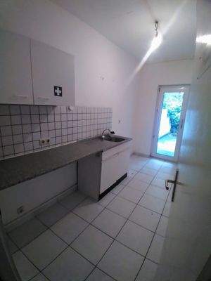 Küche mit Ausgang zum Garten.jpg