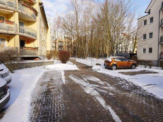  STELLPLÄTZE neben dem Haus