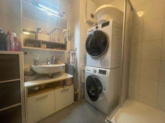 Badezimmer mit Dusche und Waschmaschinenanschluß