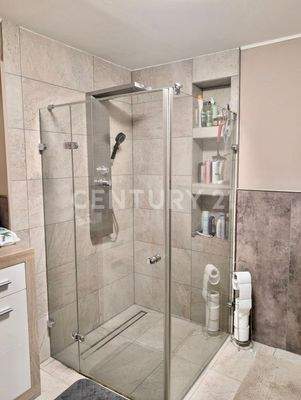 ...mit bodentiefe Dusche