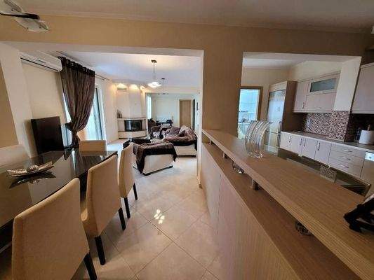 Kreta, Argouli: Zweistöckiges Haus mit Keller zu verkaufen