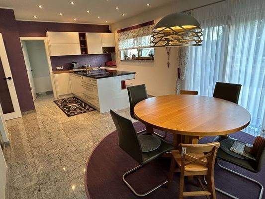 Essen mit Blick zur Küche