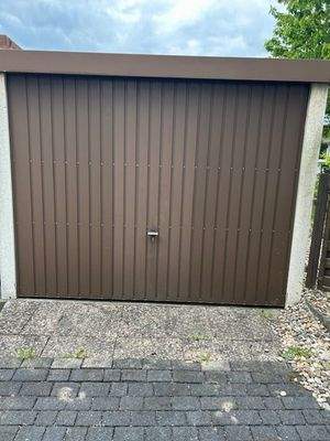 Einzelgarage mit Tor