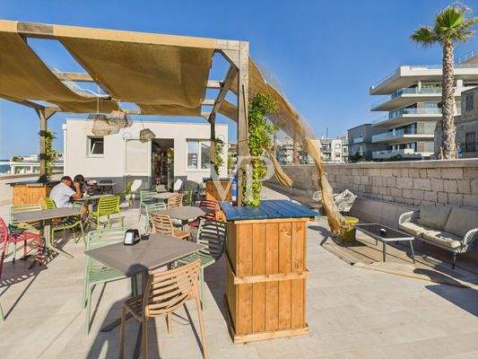 tavoli esterni a servizio del bar per