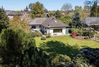 Attraktive rückwärtige Hausansicht mit Blick auf Garten und Außenbereich