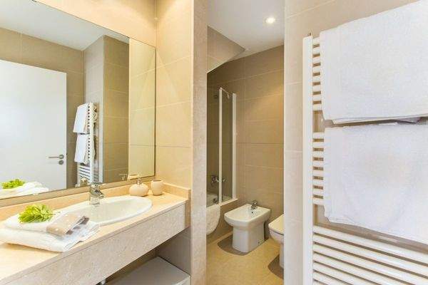 Hauptbadezimmer mit Badewanne