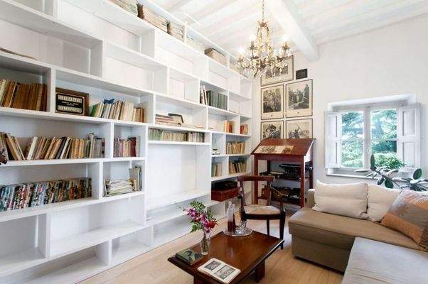 Villa mit Swimmingpool, Gästehaus, Nebengebäude und Land mit Weinberg und Olivenhain