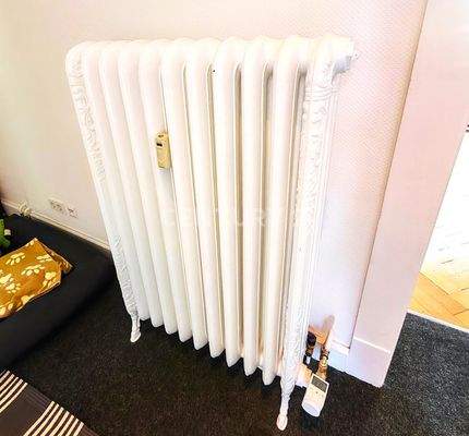 Selbst der Heizkörper ein Kunstwerk - mit modernem Thermosta