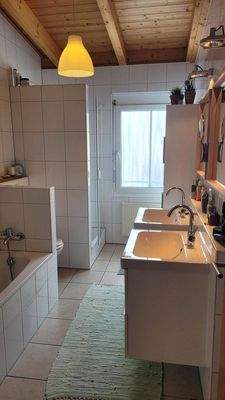 Bad mit Dusche und Badewanne