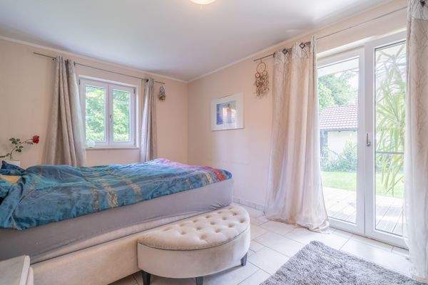 Schlafzimmer mit Zugang zur Südterrasse