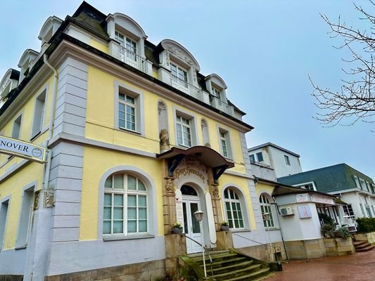 Villa und Anbauten