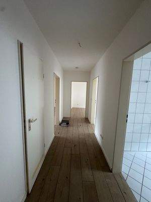 Heller Flur mit Türen