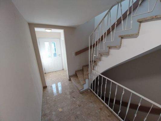 Heller Flur mit Treppenaufgang