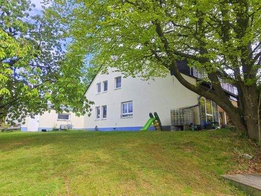 Seitenansicht mit Garten