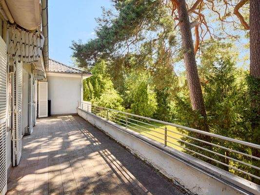 An das Wohnzimmer angrenzender Balkon