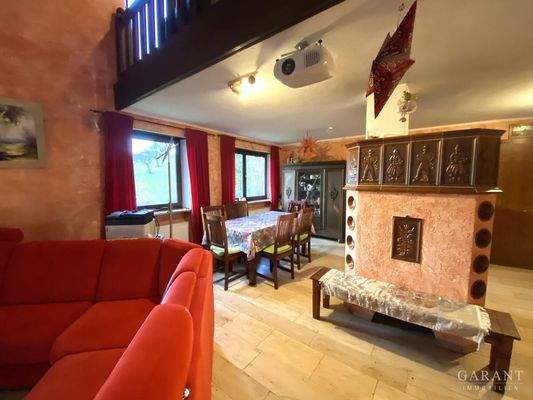 Blick auf den Kachelofen im Wohn-Essbereich