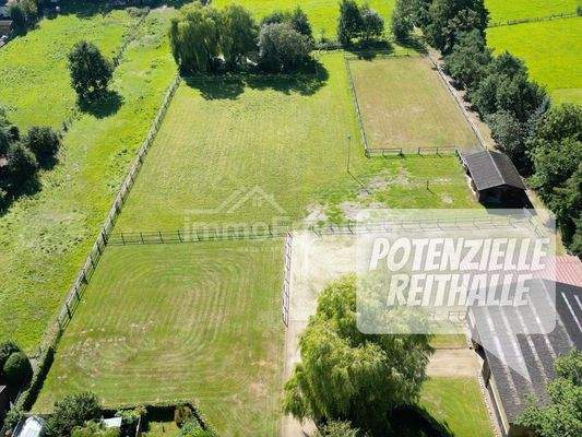 Ansicht Weide und Stallungen