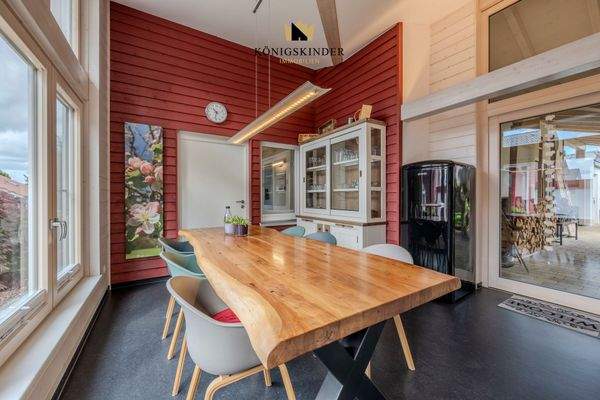 Zentraler Treffpunkt für Mahlzeiten und Gespräche – großzügiges Esszimmer mit Wohlfühlatmosphäre.