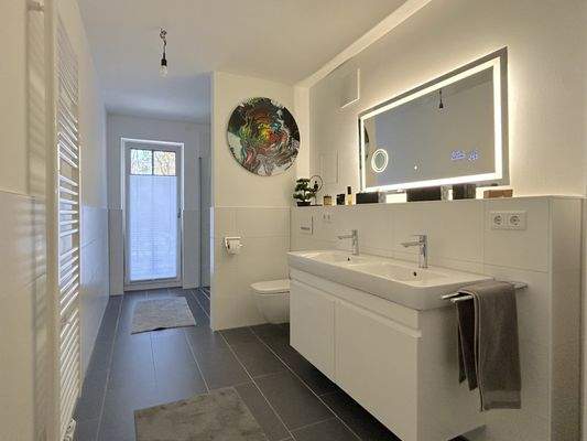 Bad mit Doppelwaschbecken