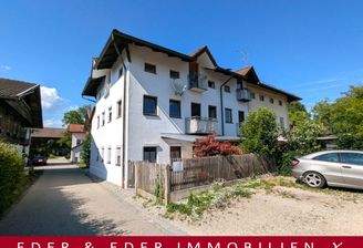 Südwestansicht des weißen Mehrfamilienhauses