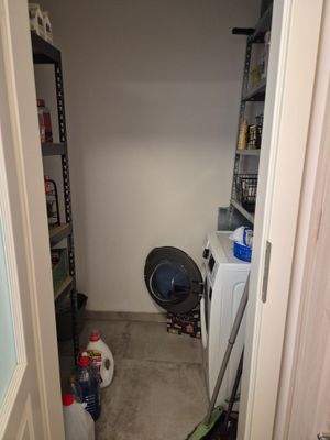 Vorratsraum mit Waschmaschinenanschluss