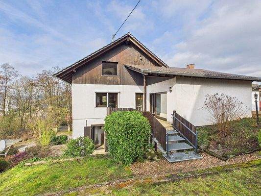 Familienfreundliches Zweifamilienhaus in Lebach