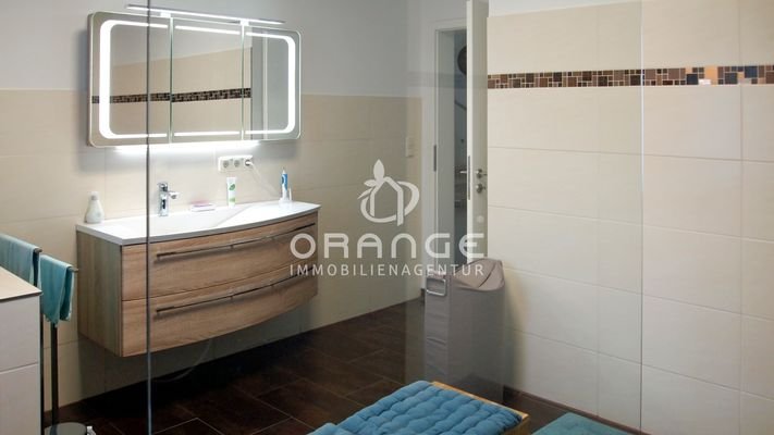 Badezimmer im Erdgeschoss mit großer bodengleicher Dusche